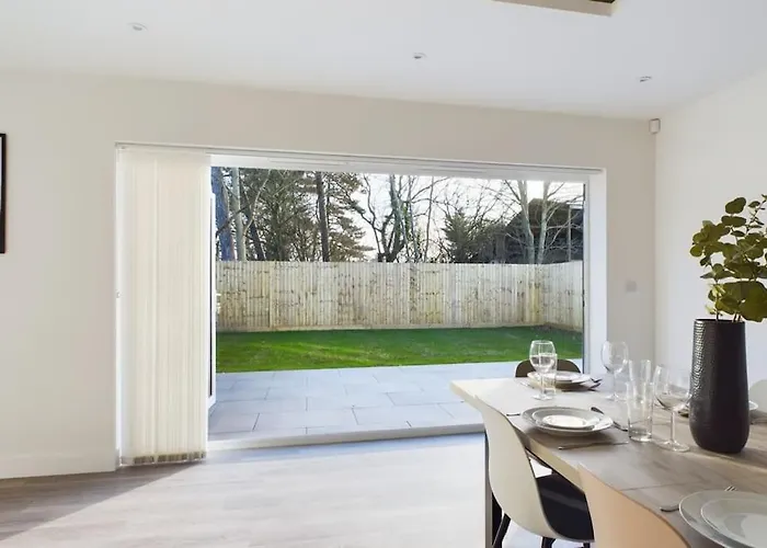 The Grange Sleeps 8 Family Retreat Free Wi-Fi & Parking