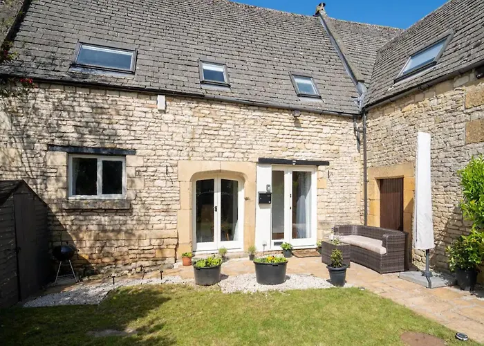 Pass The Keys Converted 17Th Century Barn With Garden Parking
