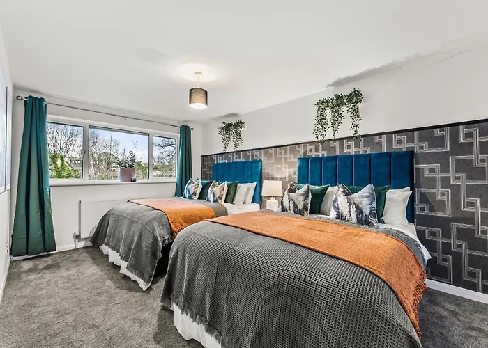 Elegant Retreat In Cheltenham - Garden & Parking Included