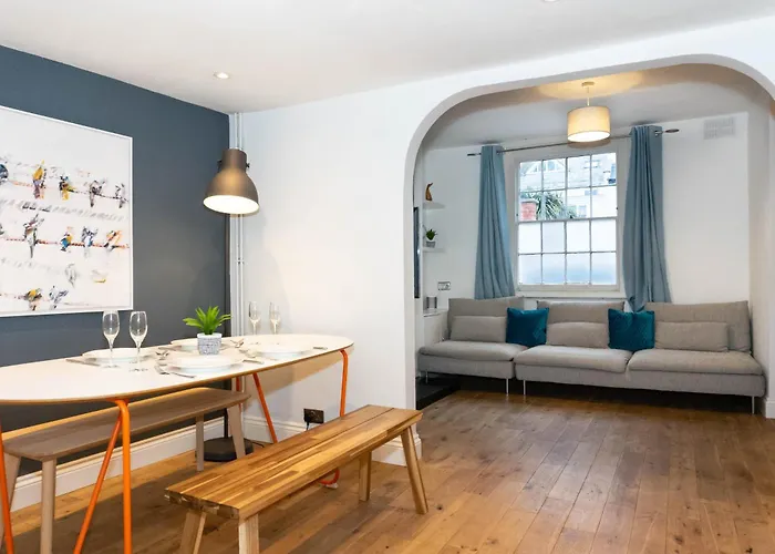 Cheltenham-Cosy 2 Bedroom House-Wifi-Garden-Pets