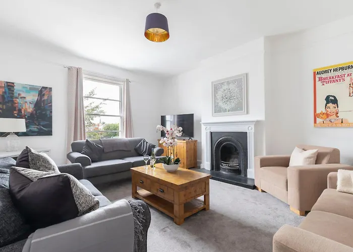 Fabulous, Vibrant, Town House, Central Bath Road
