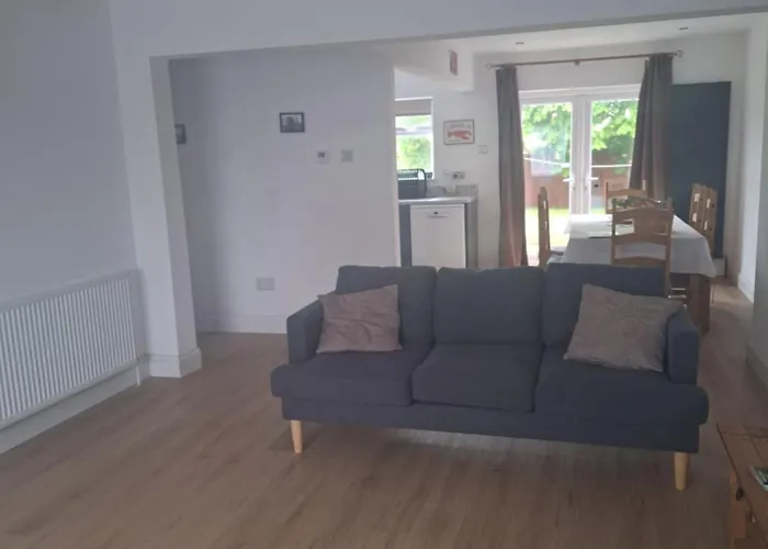 Cheltenham - 3 Bedroom, Parking, Disneyplus
