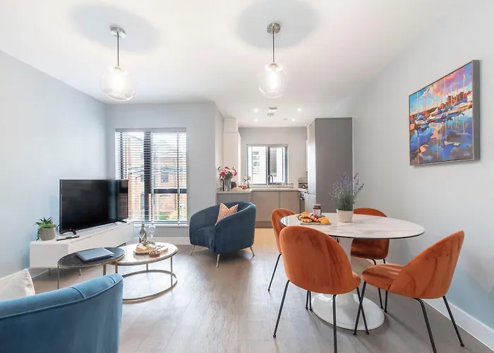 Elliot Oliver - Cosy 2 Bedroom Town Centre Apartment