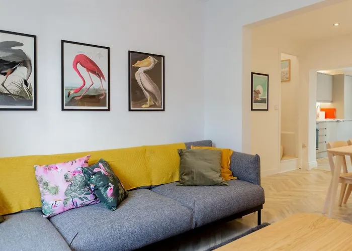 Bright & Airy 2Bd - 10 Mins Walk To Chelt Centre!