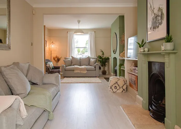 Stunning Townhouse With Large Garden - Sleeps 8!