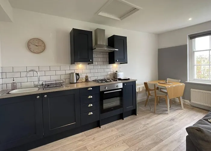 Fabulous Central Apartment! Spacious, Parking