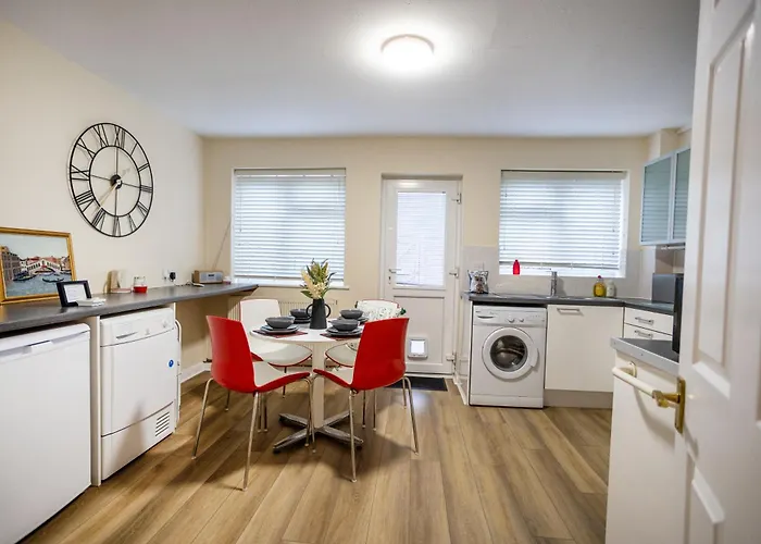 Edwards House, Sleeps 5 In 3 Bedrooms, Bath Road, Cheltenham