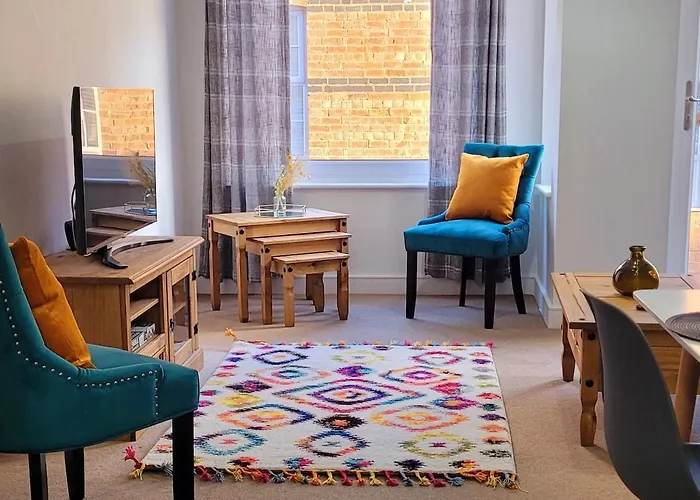 Cheltenham Town Centre Apartment, Private Parking