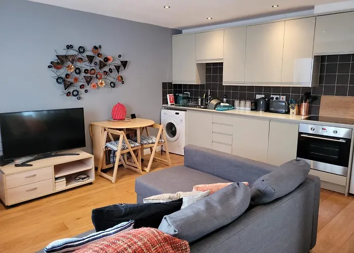 Cosy Quiet Two Bedroom House Near Town Centre