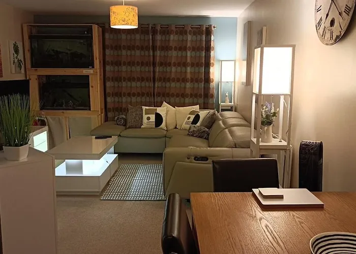 Spacious Cheltenham Flat With Free Allocated Parking