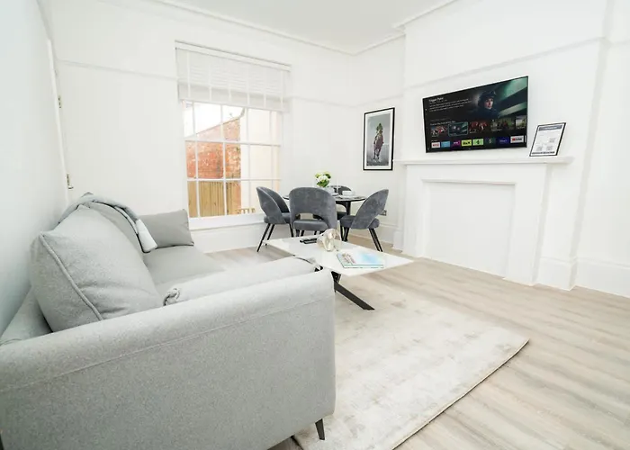 Elegant 1 Bedroom Apartment In Cheltenham Centre