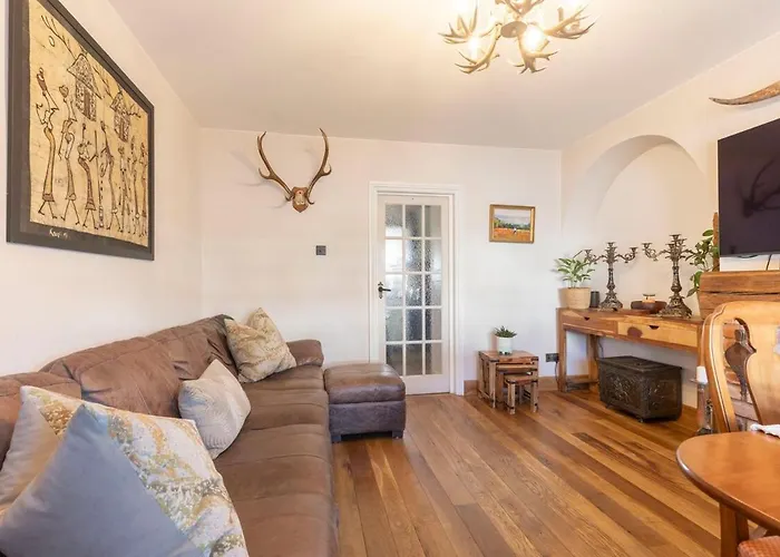 Fantastic 3-Bed Home For The Gold Cup With Hot Tub