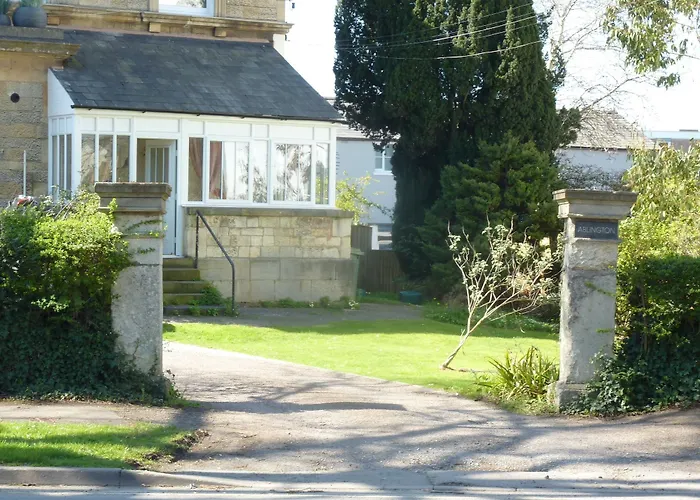 Servicedlets - The Mews Cottage