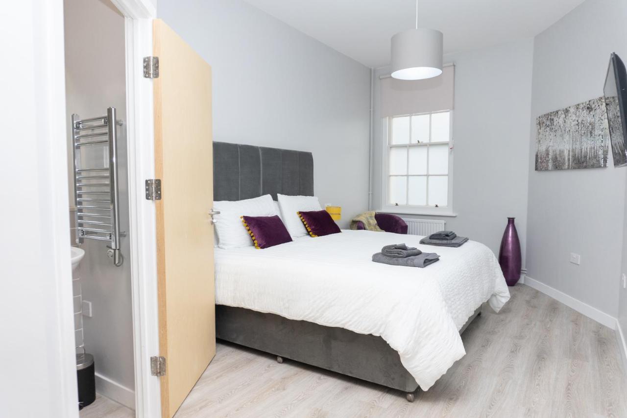 Court Apartment *