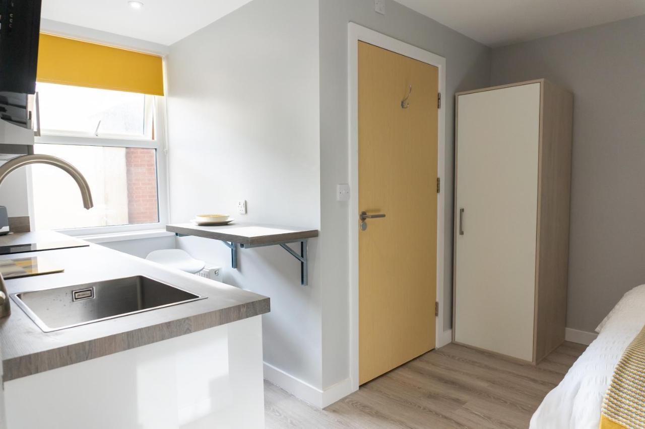 Court Apartment *