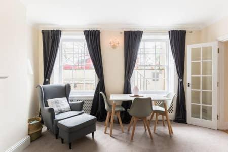 Regency - Private Entrance & Courtyard
