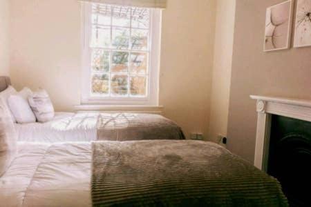 Regency - Private Entrance & Courtyard Apartment Cheltenham