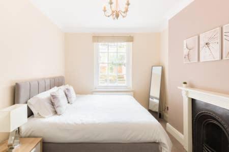 Regency - Private Entrance & Courtyard Apartment