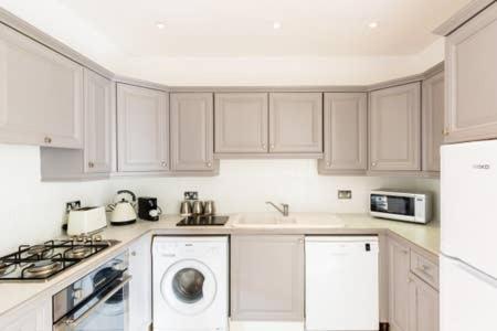 Regency - Private Entrance & Courtyard