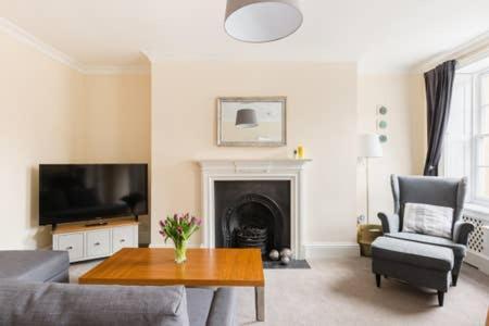 Regency - Private Entrance & Courtyard Apartment Cheltenham