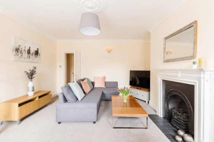 Regency - Private Entrance & Courtyard Apartment Cheltenham