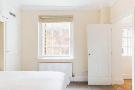 Regency - Private Entrance & Courtyard Apartment