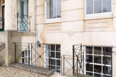Regency - Private Entrance & Courtyard *