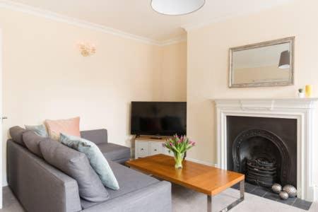 Regency - Private Entrance & Courtyard Apartment