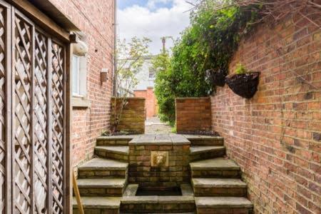 Regency - Private Entrance & Courtyard Cheltenham