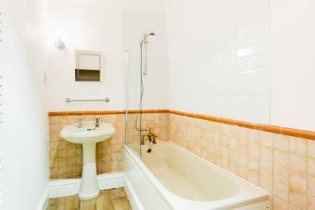Regency - Private Entrance & Courtyard Apartment Cheltenham
