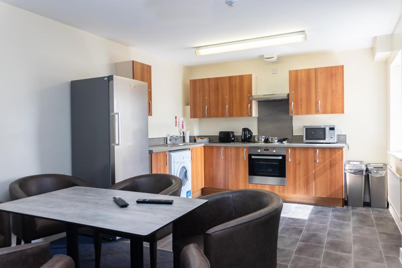 Court Apartment *