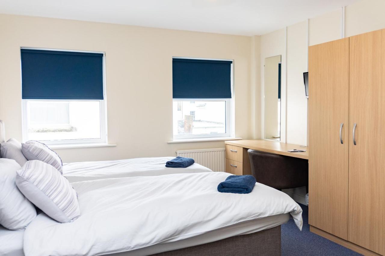 Court Apartment *