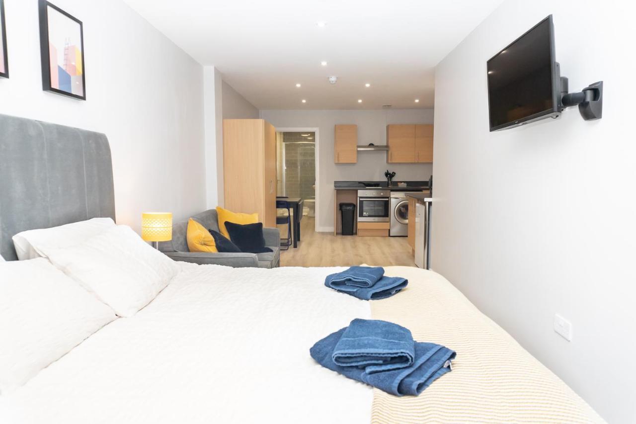 Court Apartment *