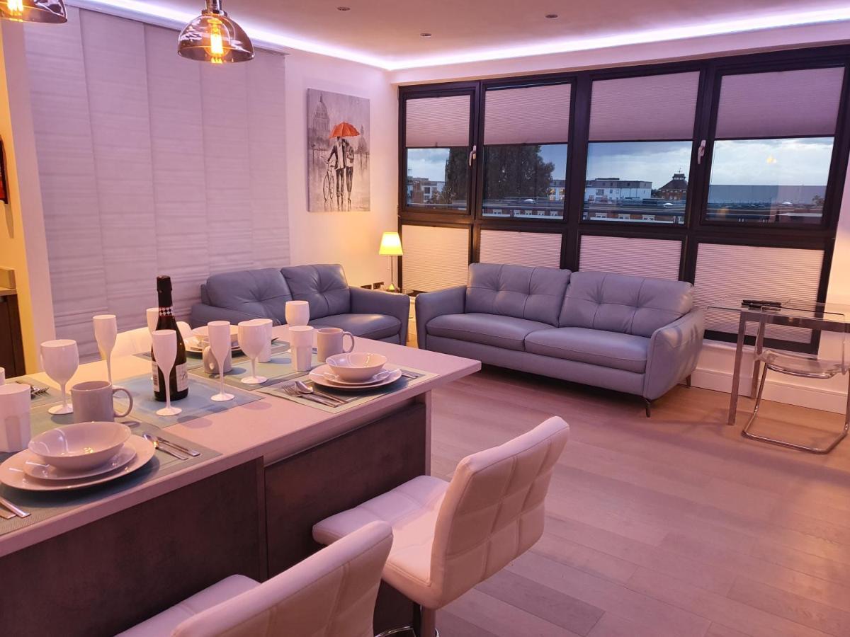 Penthouse With Hot Tub & Views 23 Apartment Cheltenham