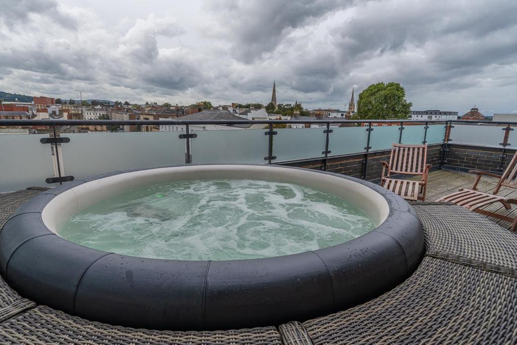 Penthouse With Hot Tub & Views 23 Apartment Cheltenham