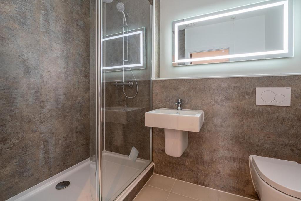 Penthouse With Hot Tub & Views 23 Apartment Cheltenham