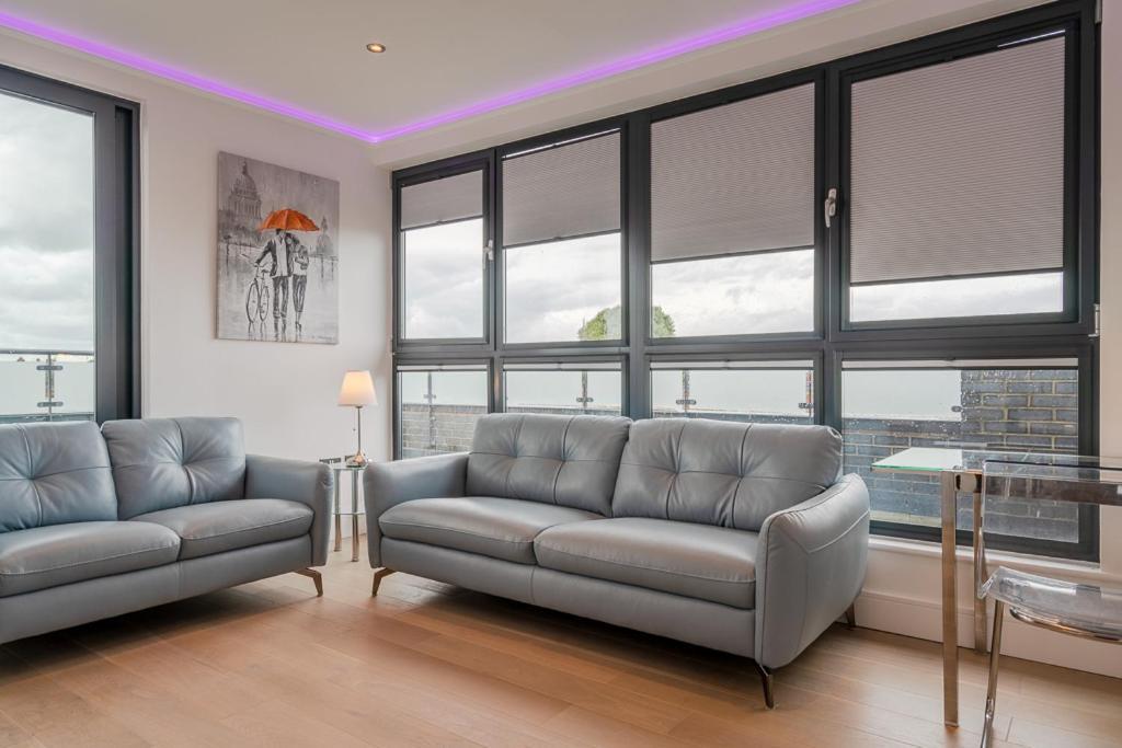 Penthouse With Hot Tub & Views 23