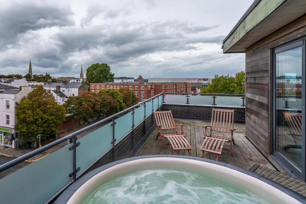 Penthouse With Hot Tub & Views 23 Cheltenham