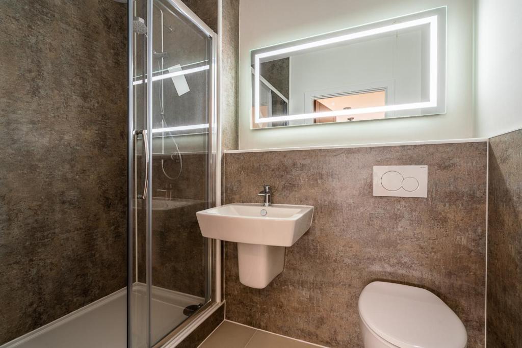 Penthouse With Hot Tub & Views 23 Cheltenham