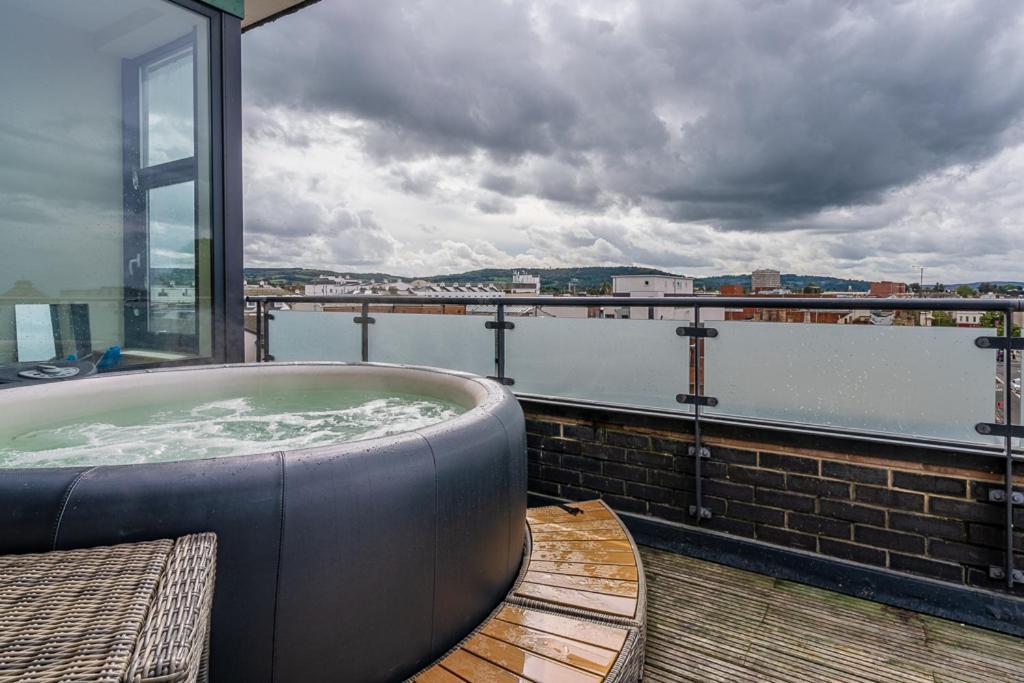 Apartment Penthouse With Hot Tub & Views 23 Cheltenham