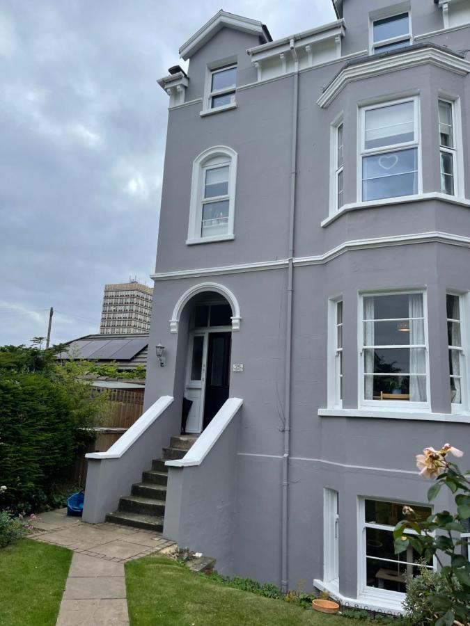 Courtyard Garden Flat Homestay Cheltenham