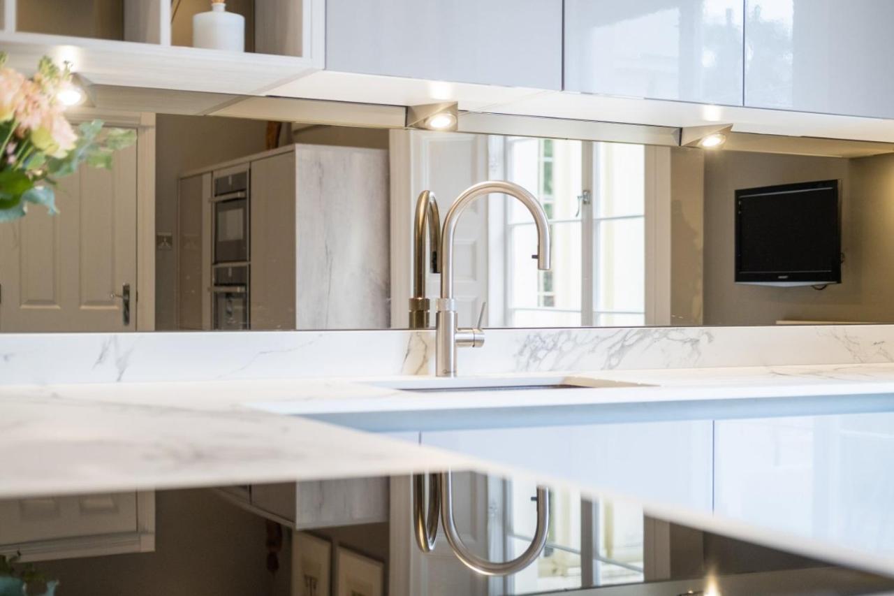 Wellington Square - By Luxury Apartment Cheltenham