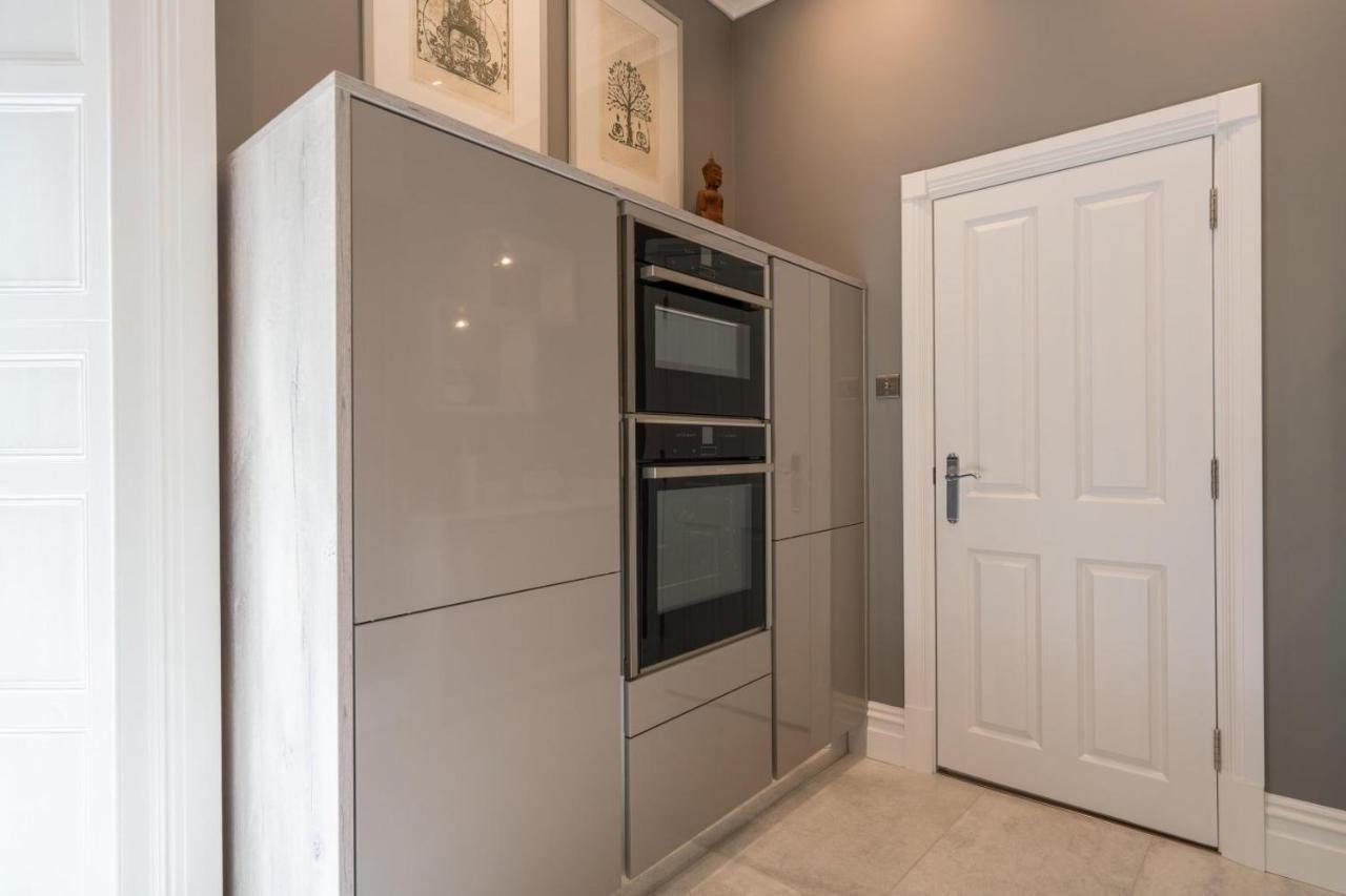 Wellington Square - By Luxury Apartment *