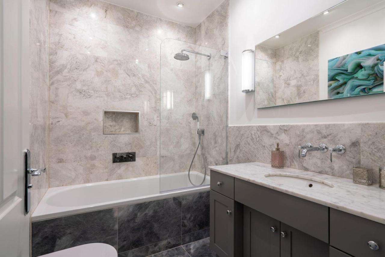 Wellington Square - By Luxury Apartment