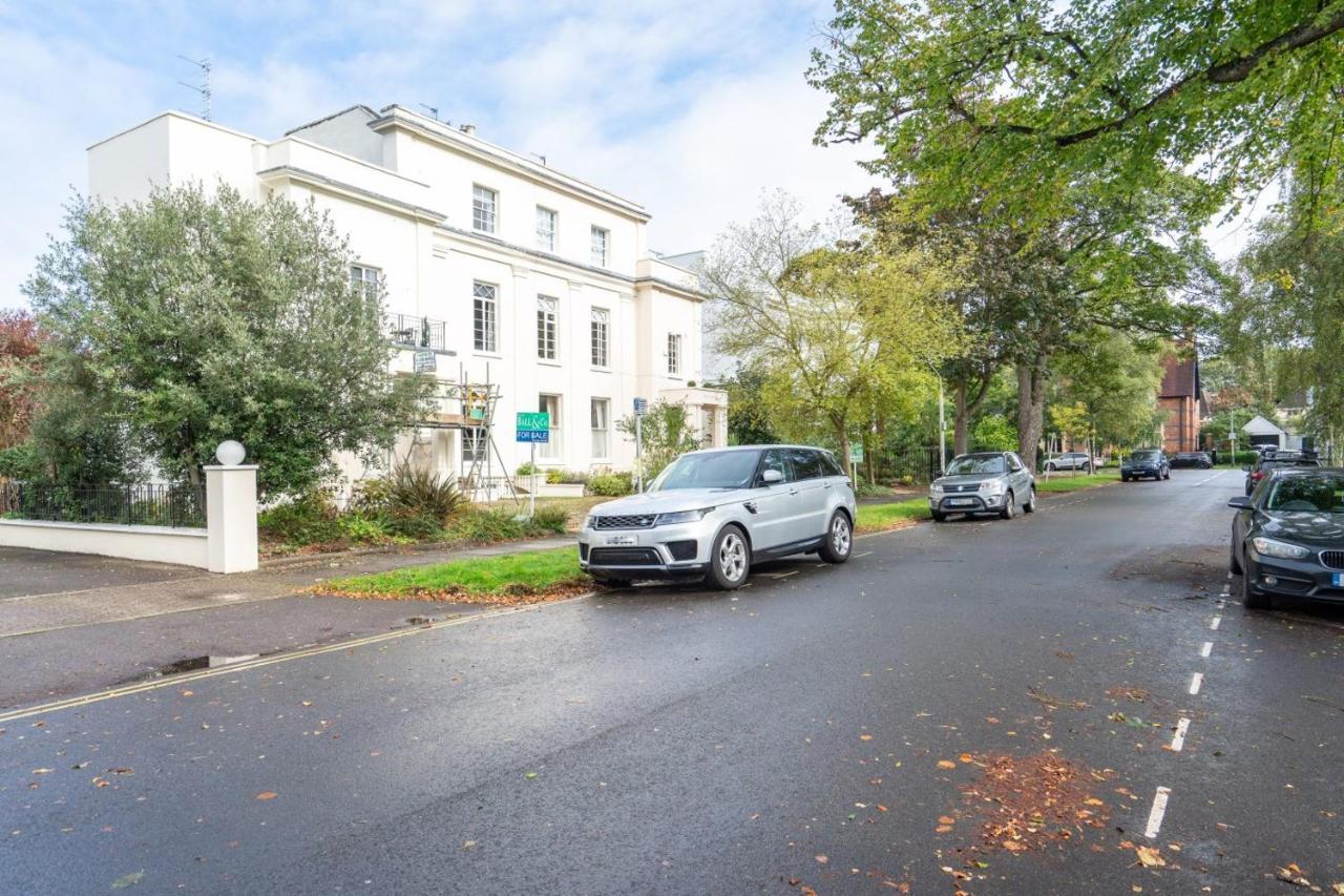 Wellington Square - By Luxury Apartment *