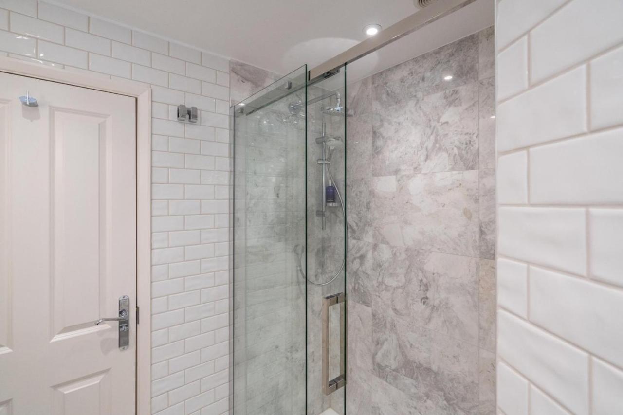 Wellington Square - By Luxury Cheltenham