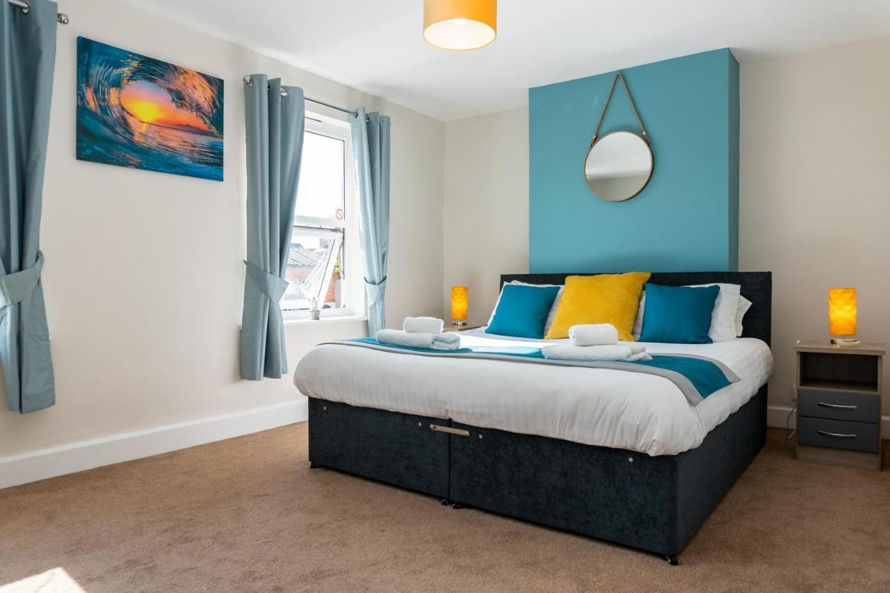 Holiday home Cheltenham-spacious 2 Bedroom Home-sleeps 6-parking-garden-wifi