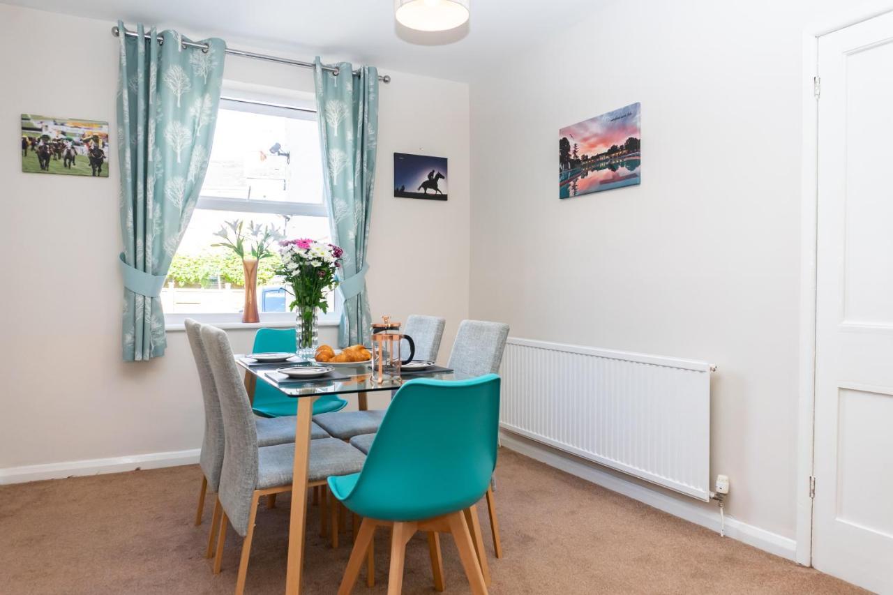 Holiday home Cheltenham-spacious 2 Bedroom Home-sleeps 6-parking-garden-wifi