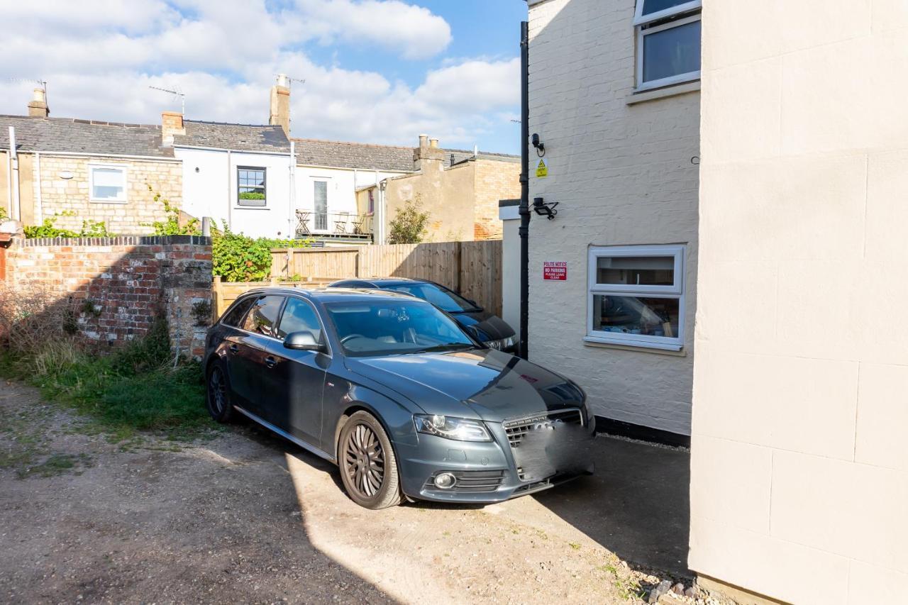 Cheltenham-spacious 2 Bedroom Home-sleeps 6-parking-garden-wifi *