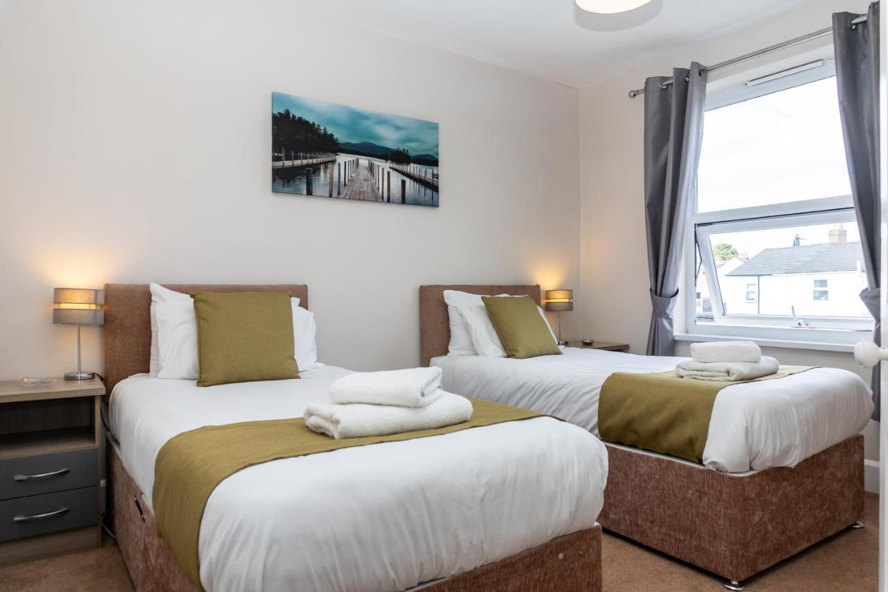 Cheltenham-spacious 2 Bedroom Home-sleeps 6-parking-garden-wifi Holiday home